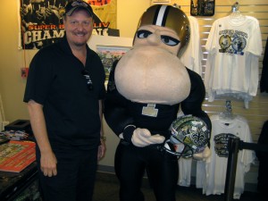 charles-fazzino-new-orleans-saints-mascot-helmet-LR