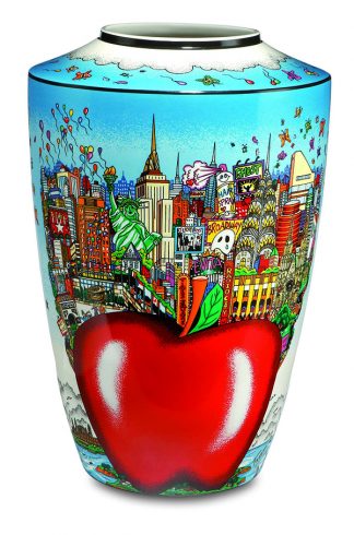 A vase featuring Fazzino artwork of a New York cityscape with the Big Apple in the center