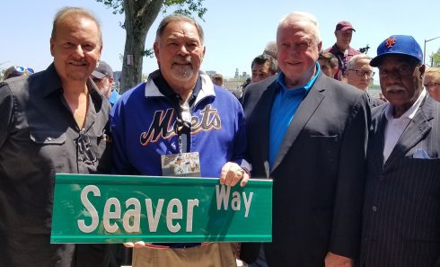 Charles Fazzino with Mets Legends Ron Swoboda, Jerry Koosman, and Jerry Grote holding a Seaver Way street sign